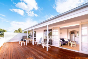 The Shack - Sunny Beach House Sweeping Water Views